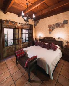 1 dormitorio con 1 cama grande en una habitación en Hotel Real Plaza, en Antigua Guatemala
