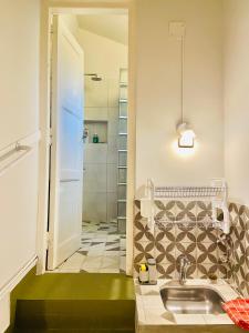 Ένα μπάνιο στο Villa Vert