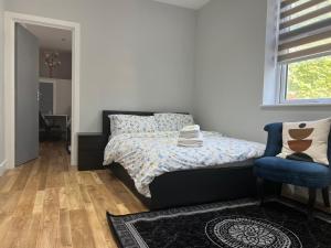 Postel nebo postele na pokoji v ubytování MJ Serviced Apartment up to 6 Guest - Luxurious living in West London next to Tube station & Central London