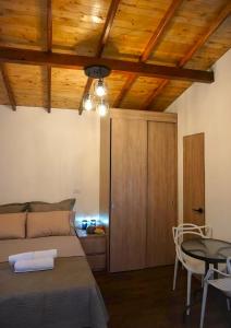 1 dormitorio con 1 cama y 1 mesa en ENCANTO Minicasitas en medio de la naturaleza en Santa Elena