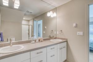 Ένα μπάνιο στο The Sandpiper - Rockaway - Meredith Lodging +38 φωτογραφίες