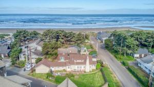 an aerial view of a house and the beach at Susans Cottage (MCA 1323) in Manzanita