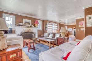 a living room with couches and a fireplace at Susans Cottage (MCA 1323) in Manzanita