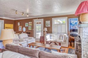 a living room with a couch and a table at Susans Cottage (MCA 1323) in Manzanita