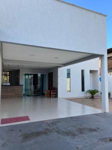 een wit gebouw met een grote open patio bij Casa Almirante Premium in Macapá