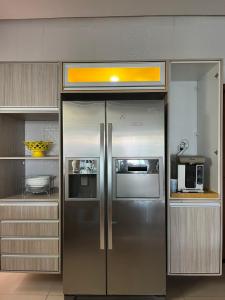 um frigorífico de aço inoxidável numa cozinha em Casa Almirante Premium em Macapá