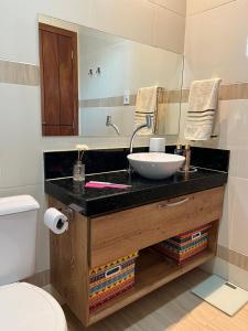 uma casa de banho com um lavatório e um espelho em Casa Almirante Premium em Macapá