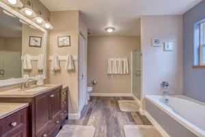 Bilik mandi di Slack Tide - Meredith Lodging +44 gambar