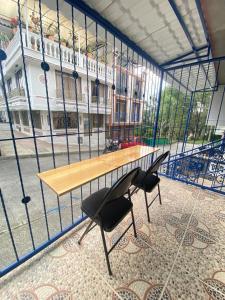 una mesa y una silla frente a un edificio en Apartaestudio Santa Rosa de Cabal Calle 16B # 7-30 ALTOS DE LOS LAURELES - ESQUINA en Santa Rosa de Cabal