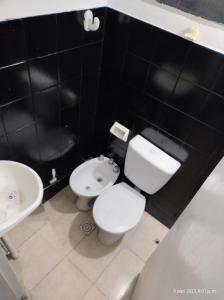 Baño negro con aseo y lavamanos en Depto Lavalle, en San Luis