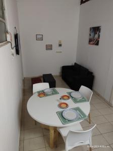una mesa blanca y sillas en la sala de estar. en Depto Lavalle, en San Luis