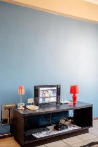 Μια τηλεόραση ή/και κέντρο ψυχαγωγίας στο Kempton Park Self Catering Private House Nearby to OR Tambo International Airport +20 φωτογραφίες