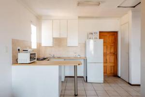 Η κουζίνα ή μικρή κουζίνα στο Kempton Park Self Catering Private House Nearby to OR Tambo International Airport