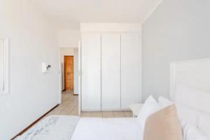 Ένα ή περισσότερα κρεβάτια σε δωμάτιο στο Kempton Park Self Catering Private House Nearby to OR Tambo International Airport