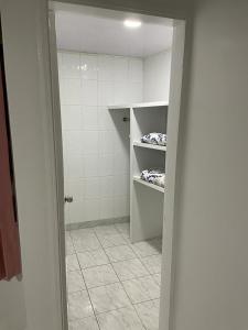 baño con puerta abierta a una habitación en Apartamentos Salome, en San Andrés 38 fotos más