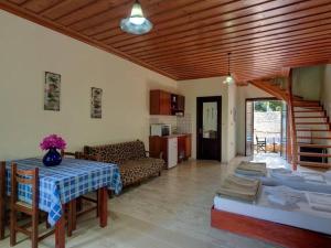 een woonkamer met een tafel en een bank bij 2 houses and 2 studios -small group in Douliana