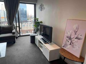 Un televizor și/sau centru de divertisment la HeartCBD LUX Top Floor 2 Bedroom /Pool/Spa/GYM