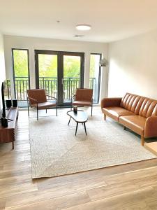 uma sala de estar com um sofá e uma mesa em Luxury Furnished Apartment in Heart of Quincy em Quincy