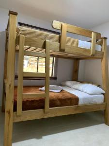 2 Etagenbetten in einem Zimmer mit Fenster in der Unterkunft Montesco in Jardin