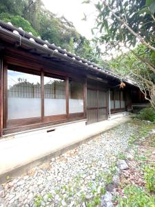 Um jardim no exterior de Yananose house