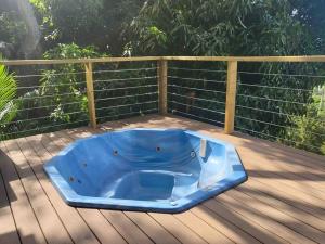 eine blaue Badewanne auf einem Deck in der Unterkunft Acogedora villa en Jamaca de Dios, Jarabacoa in Jarabacoa