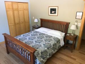 a bedroom with a bed and two night stands with two lamps at Morning Star Vista near Yosemite - countryside with mountain views in Mariposa