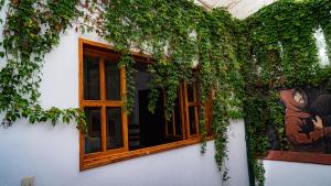 una ventana cubierta de hiedra en el lateral de un edificio en Hotel Casa del Fraile en Morelia