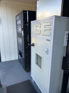 uma máquina de venda automática ao lado de uma máquina de bilhetes em Welcome Inn em Los Angeles