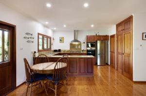 A cozinha ou cozinha compacta de Tropical Styling