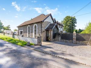 uma imagem de uma igreja de pedra com uma entrada em The Chapel - Uk45104 em Hoel-galed