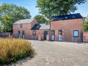 an image of a brick house with a driveway at Buckingham House in Whissendine