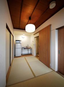 Postel nebo postele na pokoji v ubytování 1F SAKURA RIVER HOUSE, yao 桜と川の家 1F