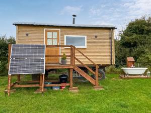 Casa pequeña con panel solar y bañera en The Shepherds Retreat, en Seamer