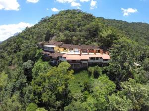 una vista aérea de una casa en una colina en Apartamento Panorãmico Master, en Teresópolis