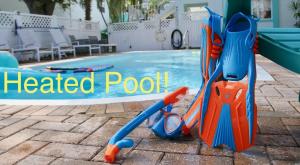 - un ensemble d'équipements de jeux pour enfants à côté d'une piscine dans l'établissement Sunny Shores Retreat 2, à Clearwater Beach