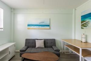 un soggiorno con divano e tavolo di Sandy Beach Sunset A a Clearwater Beach