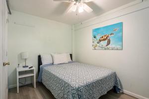 una camera da letto con un letto e un dipinto sul muro di Sandy Beach Sunset A a Clearwater Beach