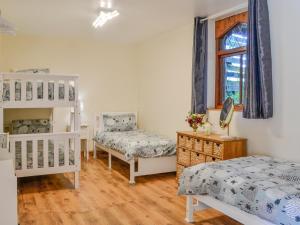 sypialnia z 2 łóżkami i oknem w obiekcie Millstream - Uk45183 w mieście Penton