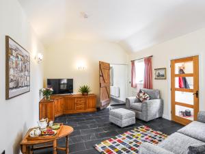 Minsterley的住宿－Orchard View，带沙发和电视的客厅