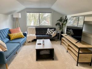 - un salon avec un canapé bleu et une table dans l'établissement Tacoma 2 bedrooms 1 baths sleep 5 with compact kitchen, à Tacoma