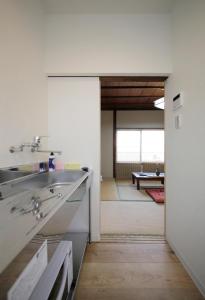 A kitchen or kitchenette at 2F SAKURA RIVER HOUSE, yao 桜と川の家 2F