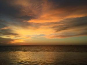 清水海灘的住宿－Hidden Coastal Retreat 3，云天的海洋日落