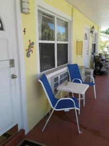 清水海灘的住宿－Hidden Coastal Retreat 3，一间设有两把椅子、一张桌子和一个窗户的房间