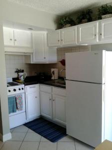 清水海灘的住宿－Hidden Coastal Retreat 3，厨房配有白色橱柜和白色冰箱。