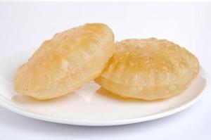 dos trozos de pan en un plato blanco en Hill View Retreat - Coorg en Madikeri