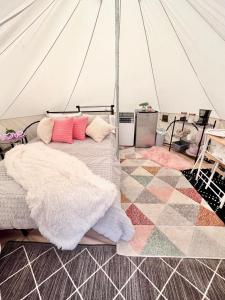 1 dormitorio con 1 cama en una tienda de campaña en The Juniper Ranch and Retreat, en Canyon Lake