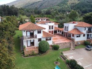 una vista aérea de una casa con patio en Las Marías ApartaSuites, en Villa de Leyva