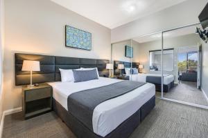 Habitación de hotel con 1 cama grande y 1 dormitorio en Hudson Berrimah en Darwin