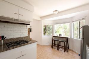 Kuchyň nebo kuchyňský kout v ubytování 30 PCT OFF! Malibu Peaceful Getaway, Beach, Ocean