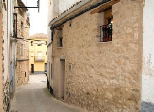 un callejón en un antiguo edificio de piedra con ventana en La Serreta en Paúls